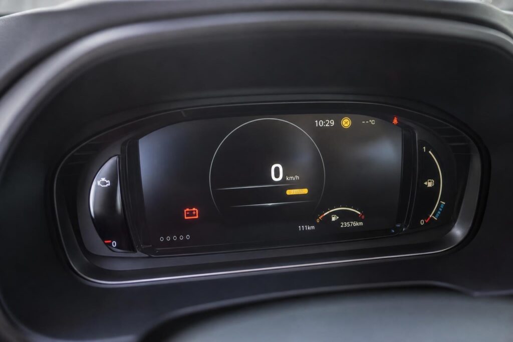 Elektromos autó műszerfala 12 voltos akkumulátorhibára utaló elektromos rendszer figyelmeztetéssel