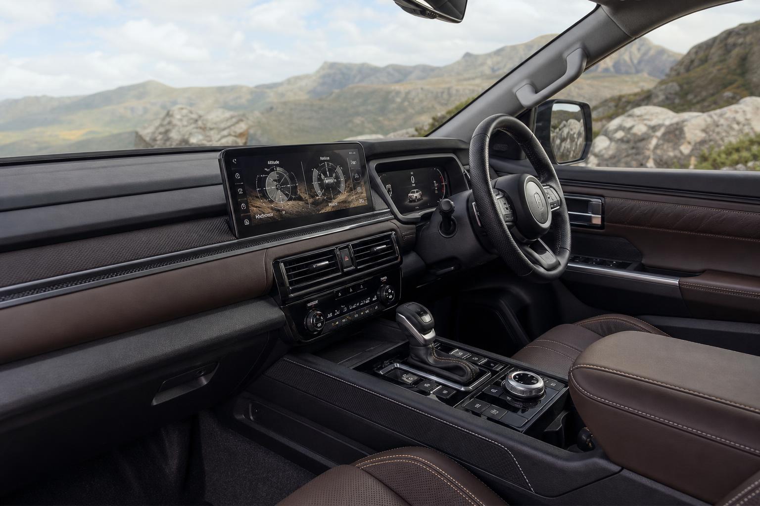 A 2026-os Mitsubishi Pajero modern, digitális műszerfala és hétüléses utastere