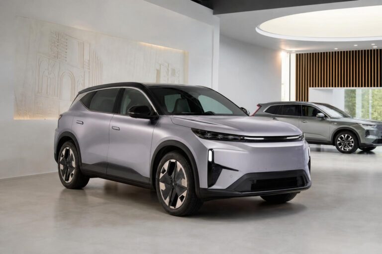 Dacia elektromos modell egy modern autószalonban
