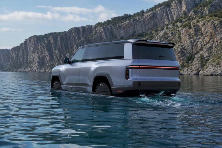 A Geely Battleship 700 vízen úszó terepjáróként
