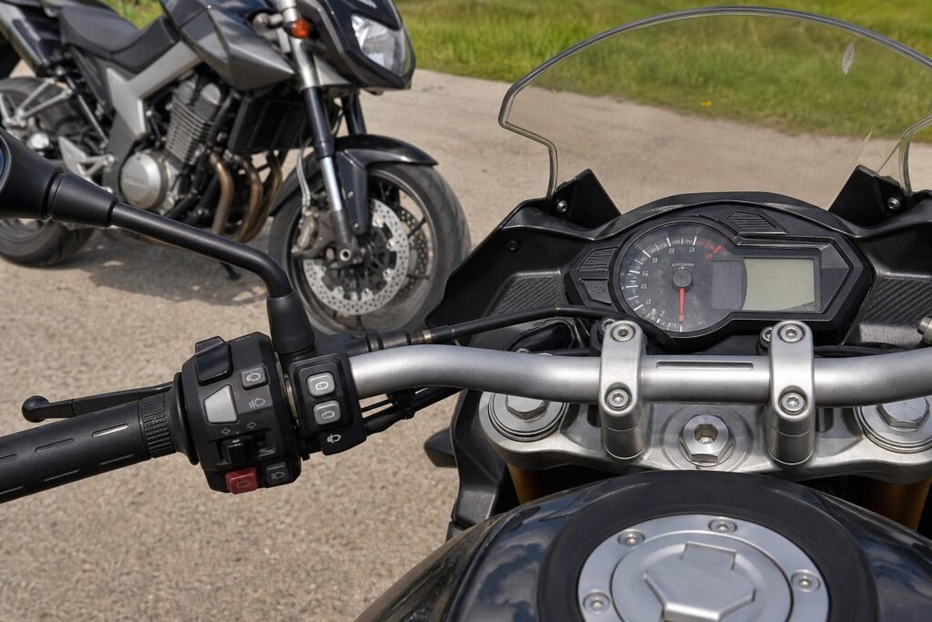Modern motorkerékpár kormánya és műszerfala közúti használatra alkalmas motor részleteivel