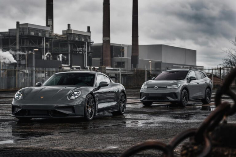 Porsche és Volkswagen jármű egy autógyár ipari környezetében