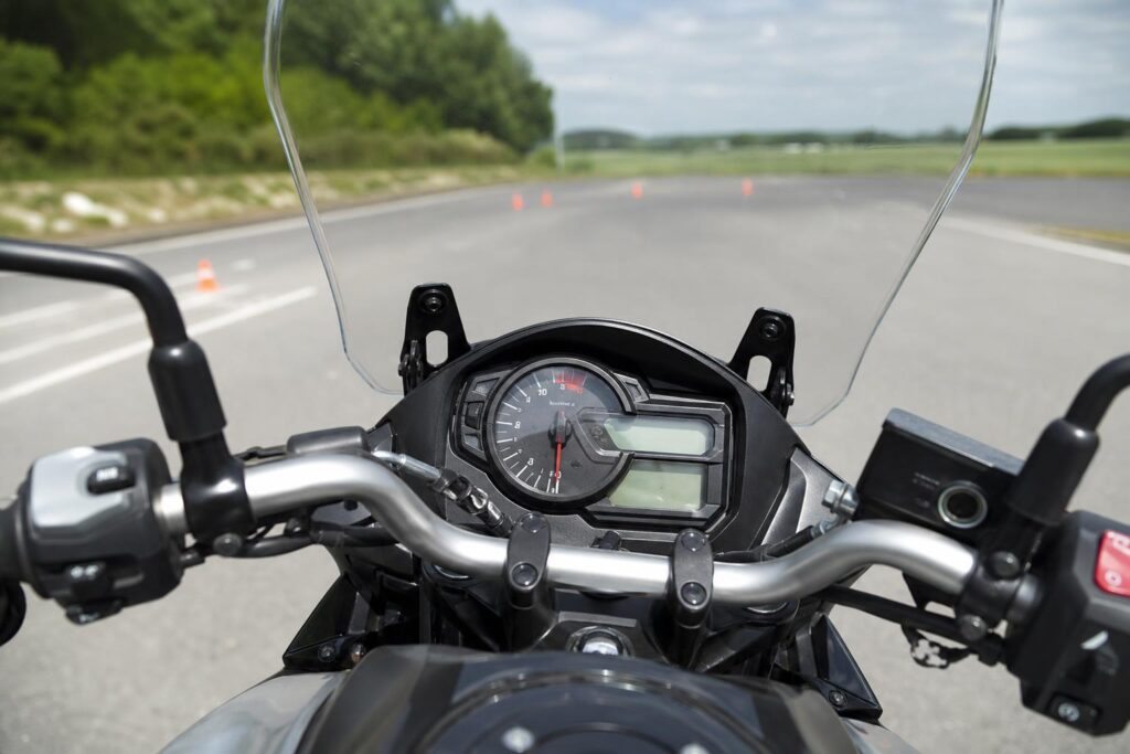 Motorkerékpár műszerfala és kormánya gyakorlópályán, az A2-ről A kategóriára továbblépés témájához