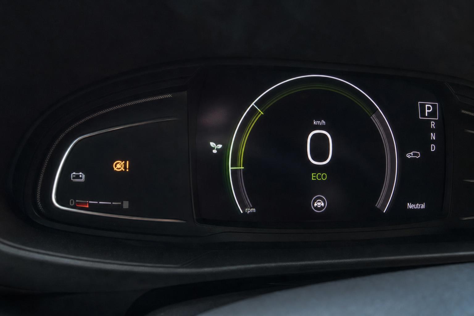 Elektromos autó műszerfala AC töltési hibát jelző gyári piktogrammal