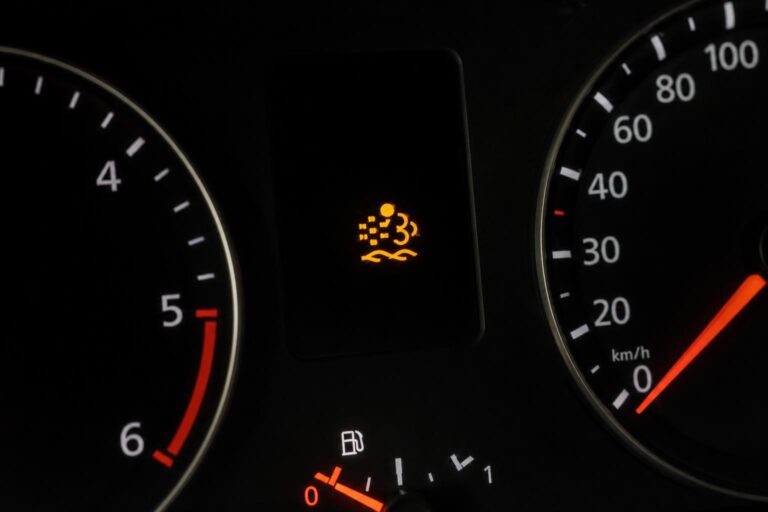Dízelautó műszerfala AdBlue- és emissziós rendszerre utaló gyári figyelmeztető ikonnal