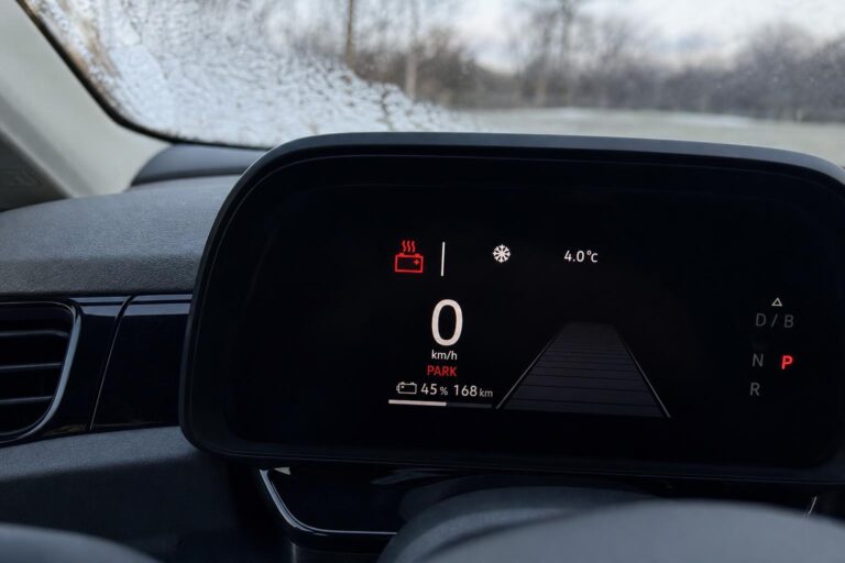 Elektromos autó műszerfala akkumulátor-előkondicionálást jelző gyári kijelzéssel
