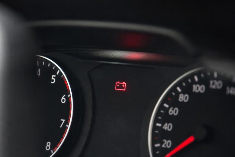 Autó műszerfala világító akkumulátor- és töltésjelző ikonnal elektromos csatlakozási hiba gyanújánál
