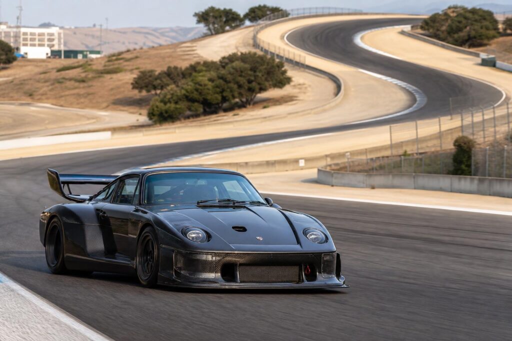 Ritka Porsche 935 versenyautó egy kaliforniai versenypályán