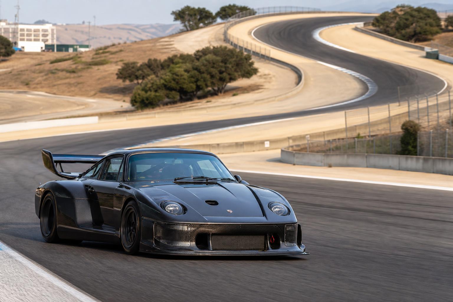 Ritka Porsche 935 versenyautó egy kaliforniai versenypályán