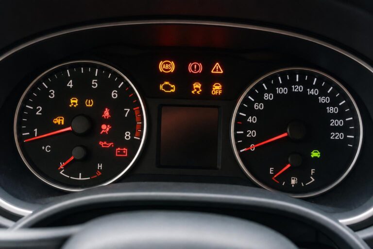 Autó műszerfala indításkor több gyári hibajelző ikonnal felvillanva