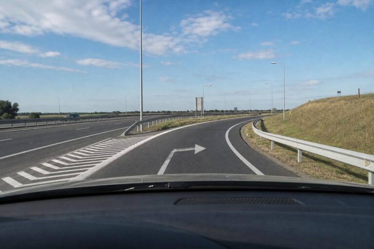 Magyar autópálya-felhajtó irányított forgalmi sávokkal és terelőkorláttal, ahol a visszafordulás veszélyes