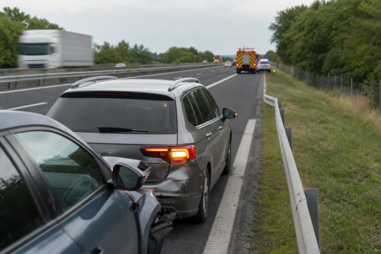 Baleset után biztonságosan a leállósávban álló sérült autók autópályán