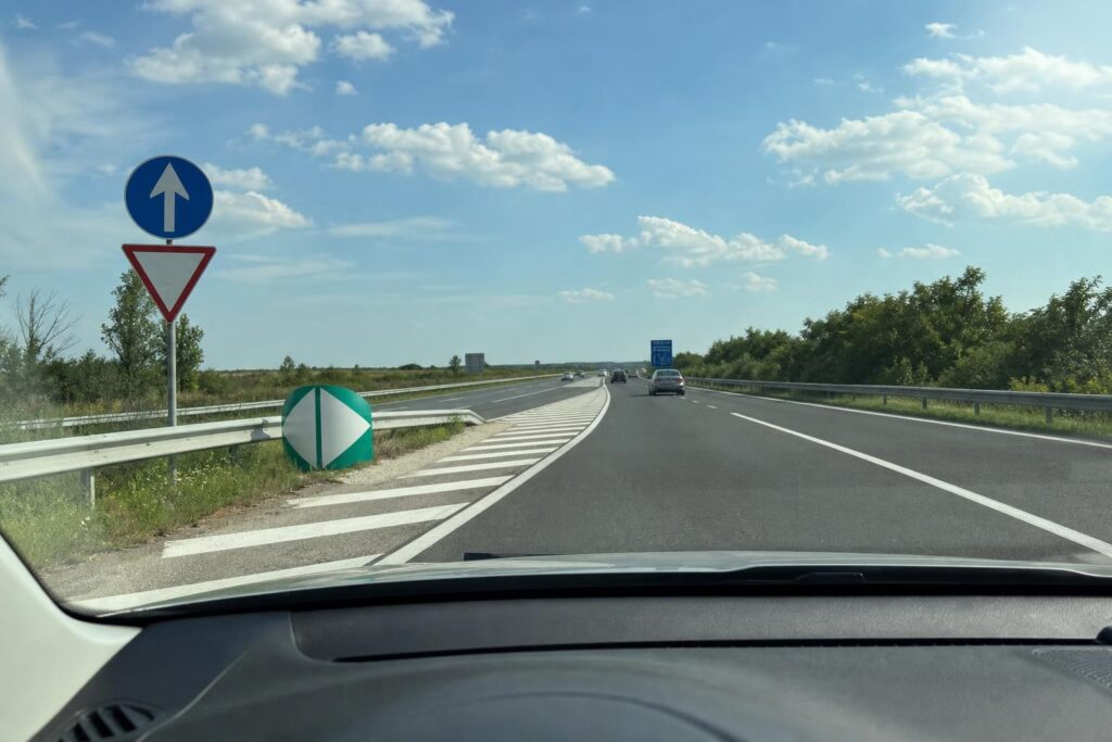 Autó a magyar autópálya gyorsítósávján, a forgalomba való biztonságos besorolás előtt