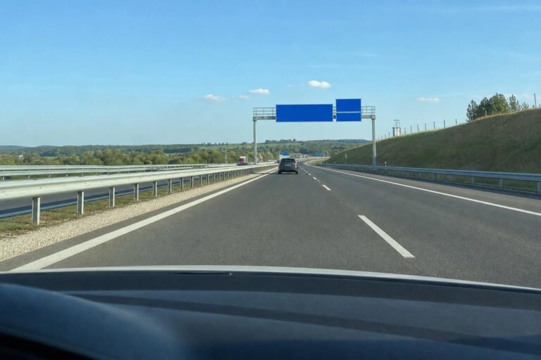 Autópályán haladó autó jól látható sávokkal és biztonságos követési távolsággal