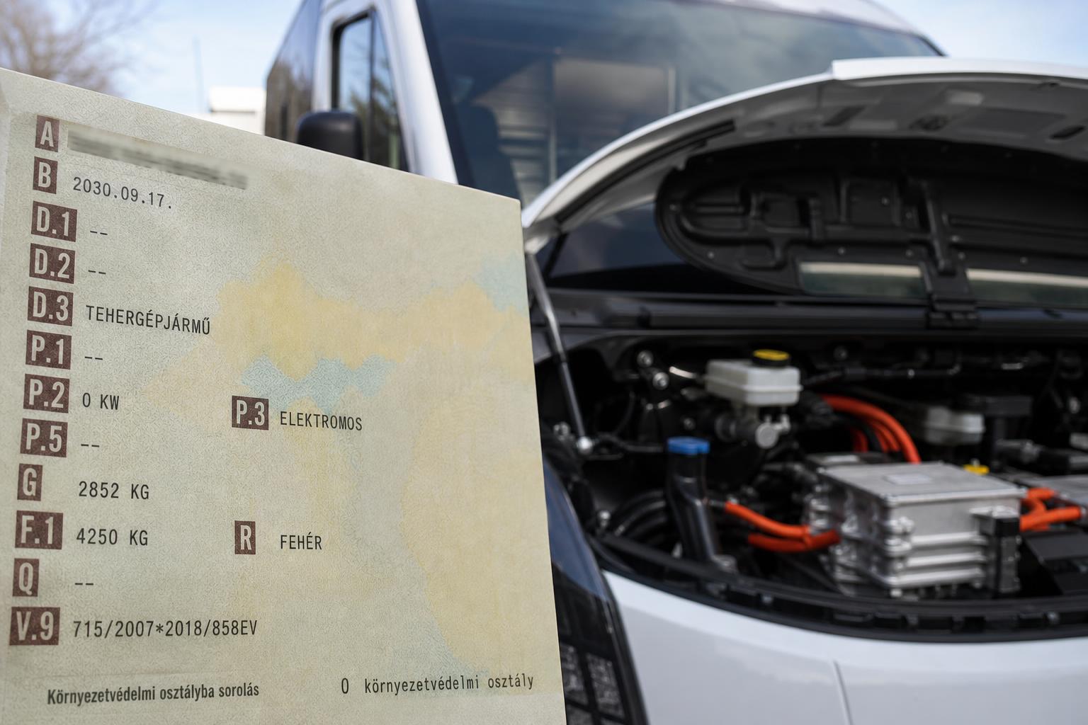 Elektromos furgon és a jármű tömegadatait tartalmazó forgalmi engedély a 4250 kg-os B kategóriás kivétel témájához