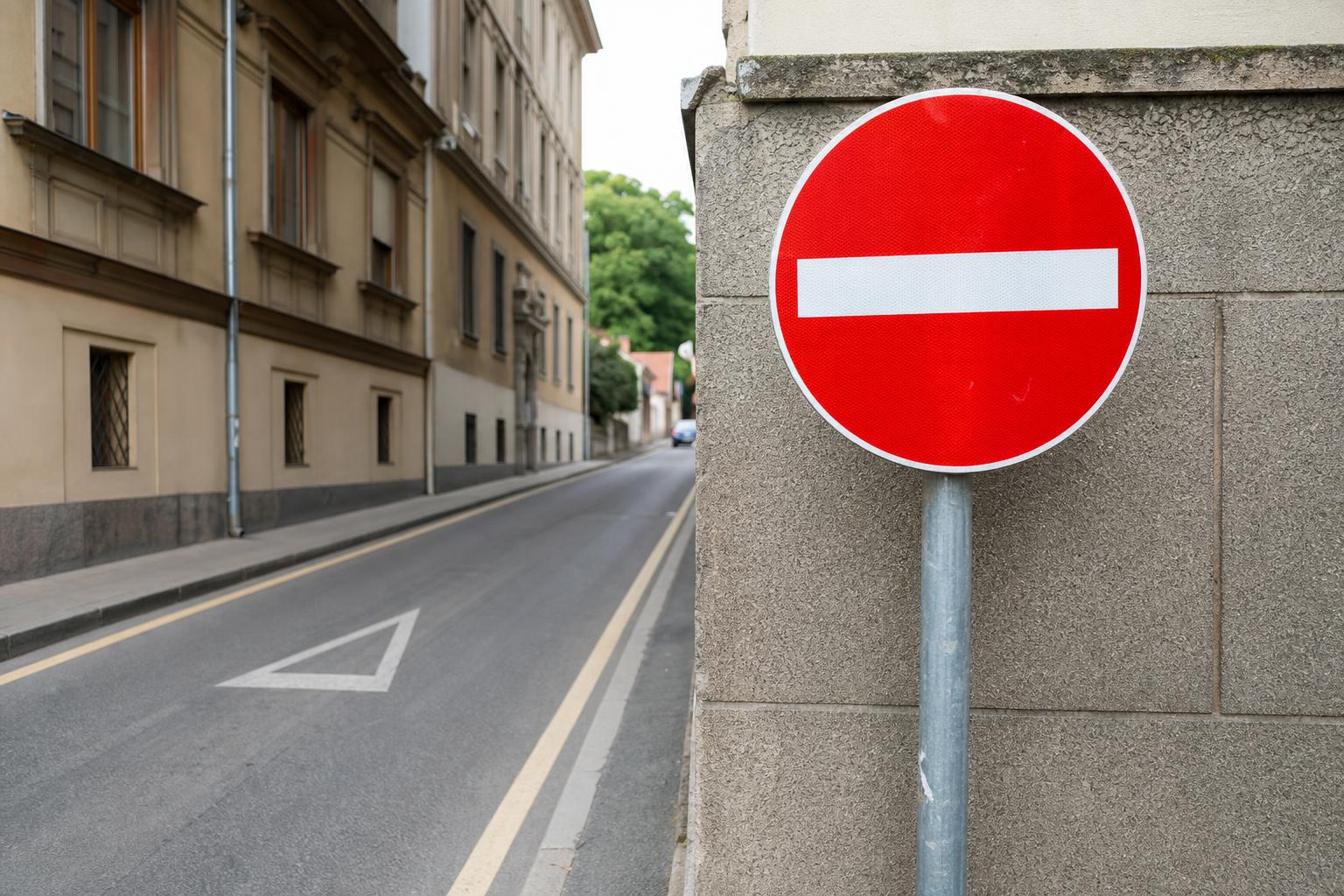 Magyar stílusú behajtani tilos tábla egy egyirányú városi utca bejáratánál