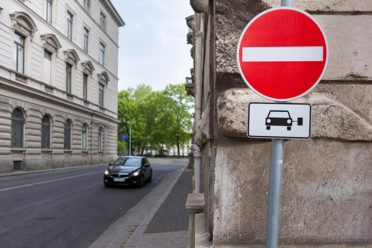Behajtási engedélyes övezetet jelző közúti tábla egy városi utca bejáratánál
