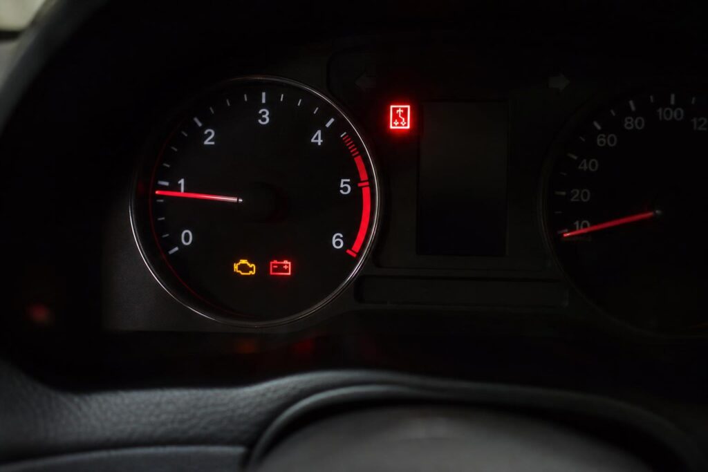 Autó műszerfala időszakos elektromos hibára utaló gyári figyelmeztető jelzésekkel és egyenetlen háttérvilágítással