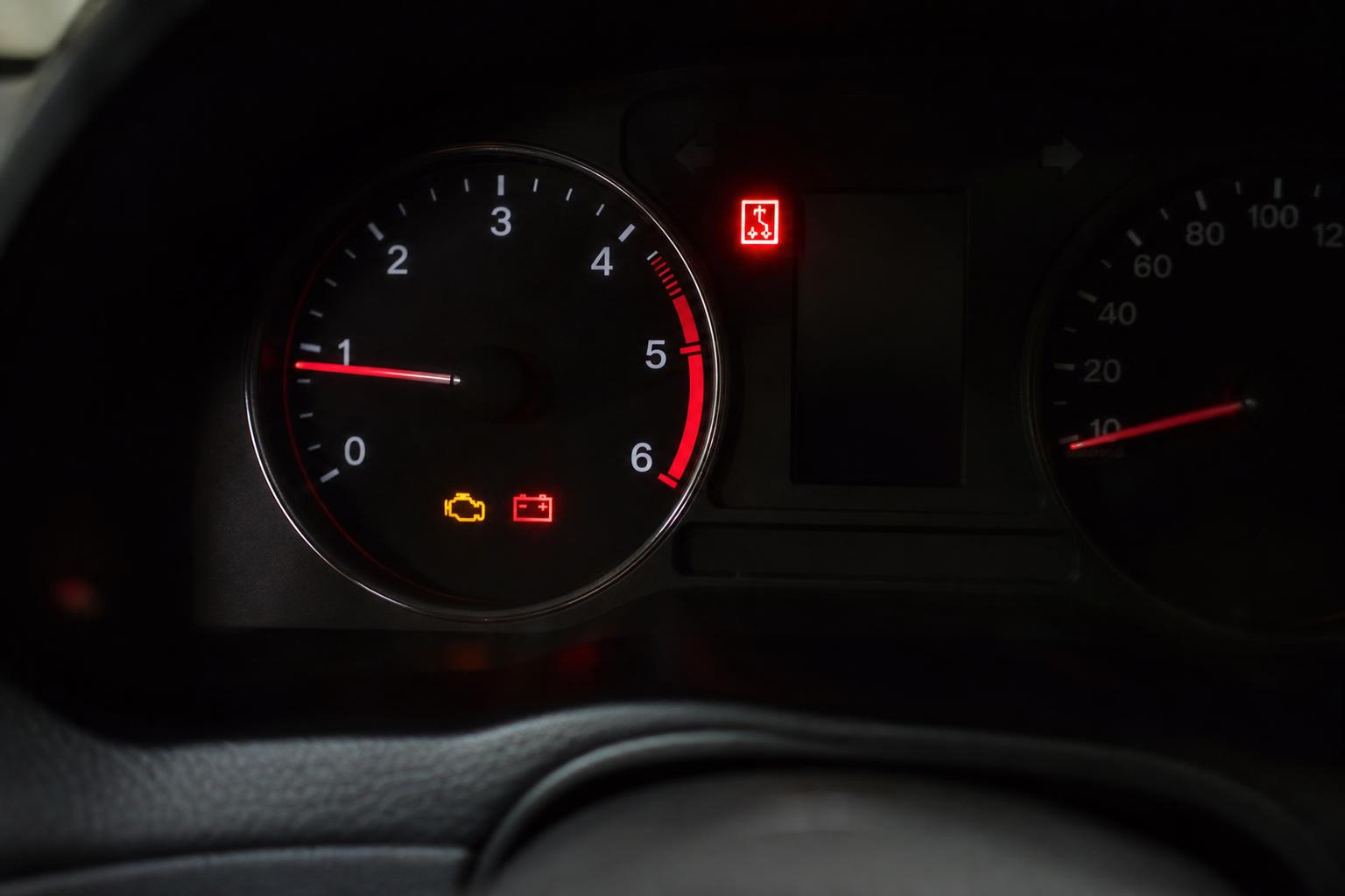 Autó műszerfala időszakos elektromos hibára utaló gyári figyelmeztető jelzésekkel és egyenetlen háttérvilágítással