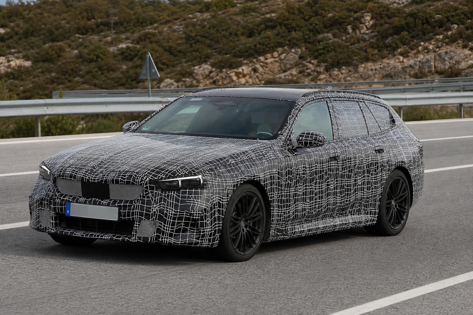 Álcázott BMW 5-ös Touring facelift tesztautó közúti tesztelés közben