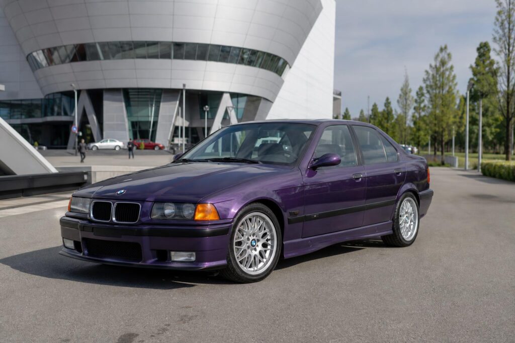 1996-os BMW M3 E36 limuzin Techno Violett Metallic fényezéssel