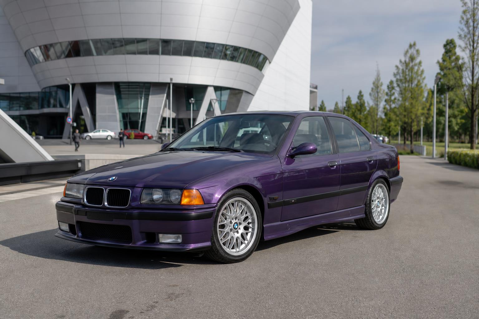 1996-os BMW M3 E36 limuzin Techno Violett Metallic fényezéssel