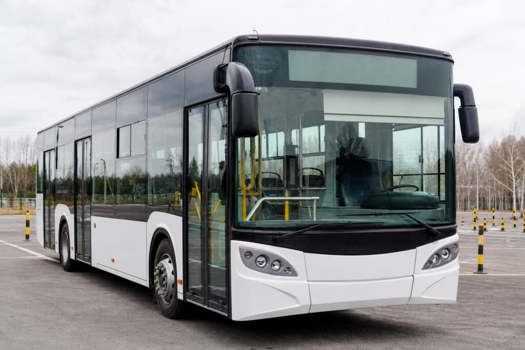D kategóriás autóbusz egy vezetési gyakorlópályán, a buszvezetői jogosítvány megszerzéséhez kapcsolódó képzés témájához
