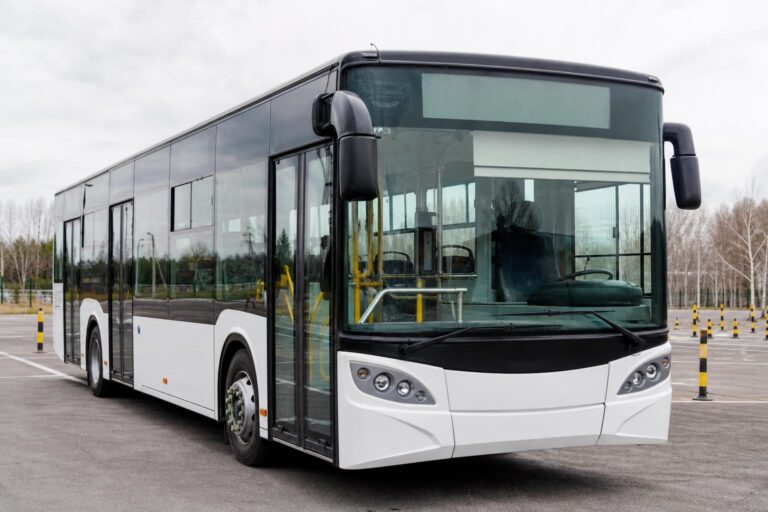 D kategóriás autóbusz egy vezetési gyakorlópályán, a buszvezetői jogosítvány megszerzéséhez kapcsolódó képzés témájához