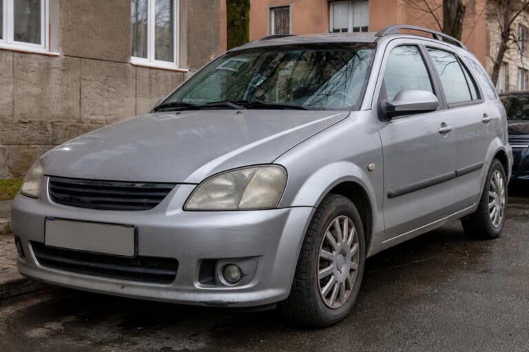 Használt autó lakóutcában, amelynél a casco biztosítás megkötésének szempontjai merülhetnek fel