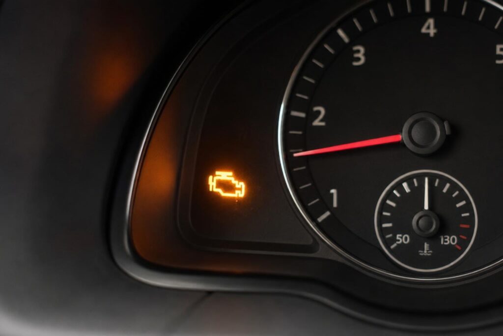 Használt autó műszerfala világító sárga check engine lámpával