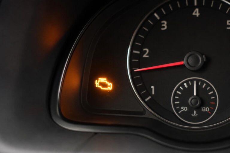 Használt autó műszerfala világító sárga check engine lámpával