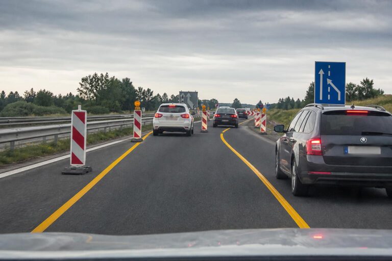 Autópályás terelésnél két sáv váltakozva sorol be az egyetlen továbbhaladó sávba