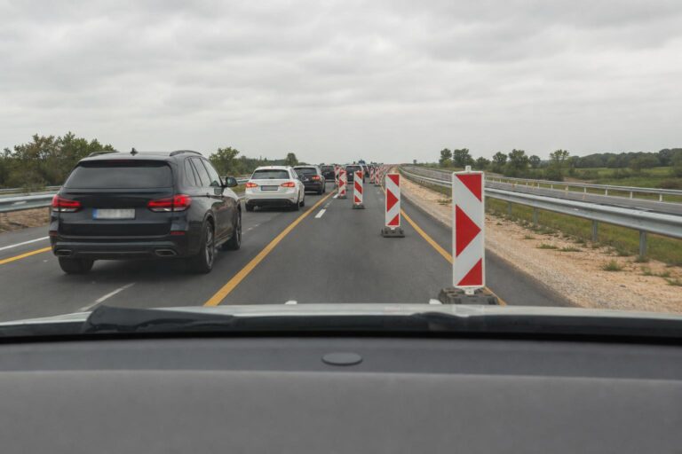 Autópályás terelésnél két sáv rendezett, váltakozó összeolvadása a cipzárelv szerint