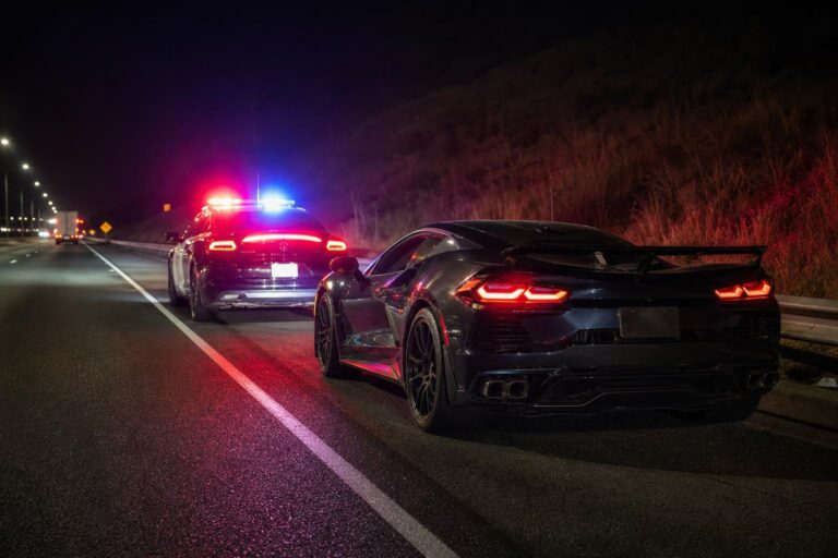 Rendőrök állítanak meg egy Corvette C8-ast egy kaliforniai autópályán