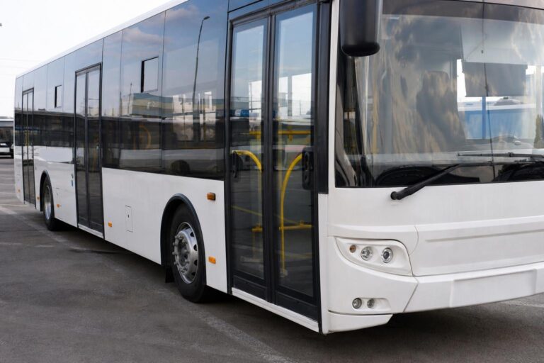 Modern autóbusz egy buszpályaudvaron, amelyhez D kategóriás jogosítvány szükséges