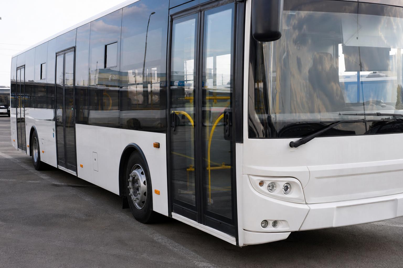 Modern autóbusz egy buszpályaudvaron, amelyhez D kategóriás jogosítvány szükséges