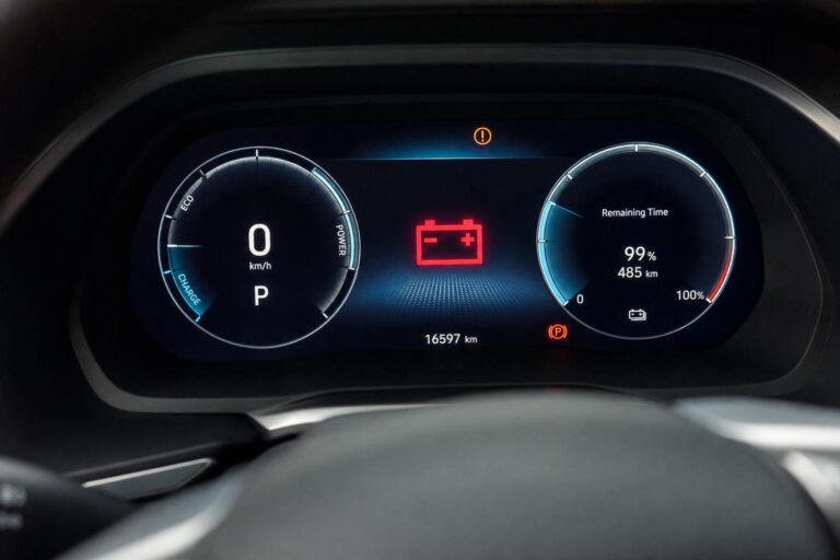 Elektromos autó műszerfala elektromos rendszerre utaló gyári figyelmeztető ikonnal