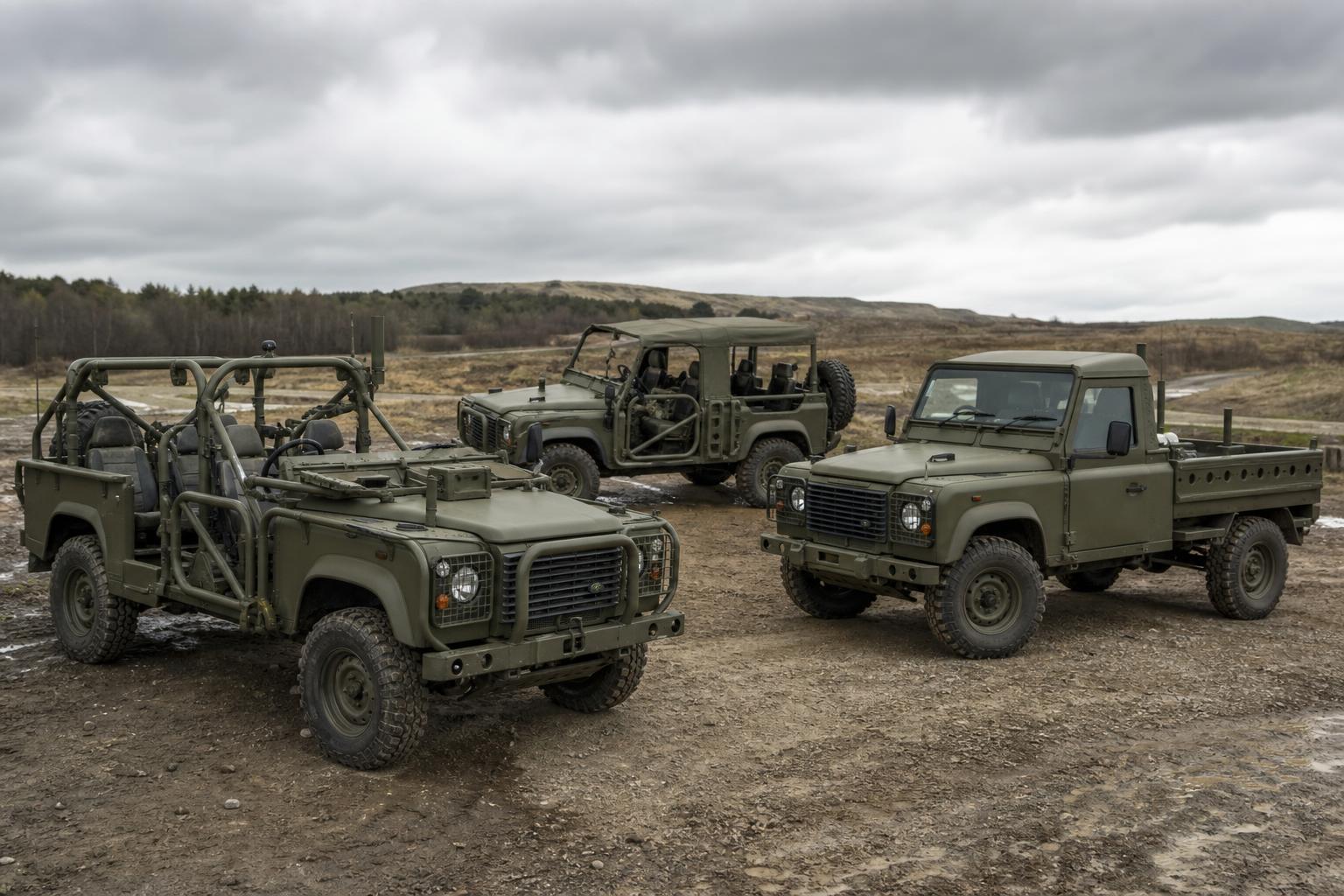 Három katonai Land Rover Defender Wolf Series II változat egy tesztterepen