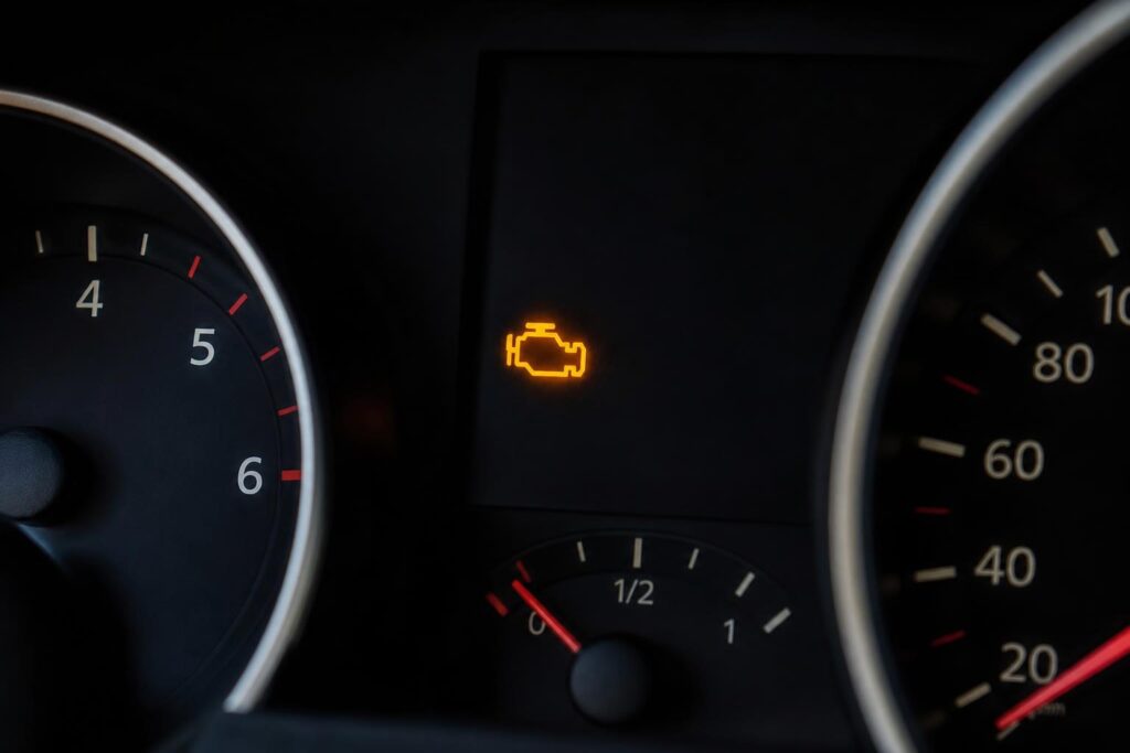 Hidegen indított dízelmotor részlete enyhe dérrel és páralecsapódással