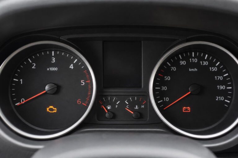 Leállt dízelautó műszerfala motorhiba- és akkumulátor-visszajelzővel