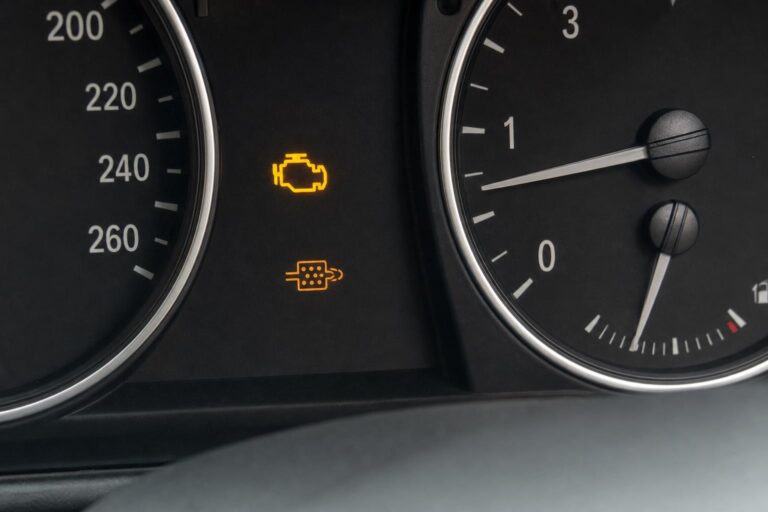 Dízel autó műszerfala világító motorhiba-jelzéssel, alacsony fordulaton jelentkező rángatás témájához