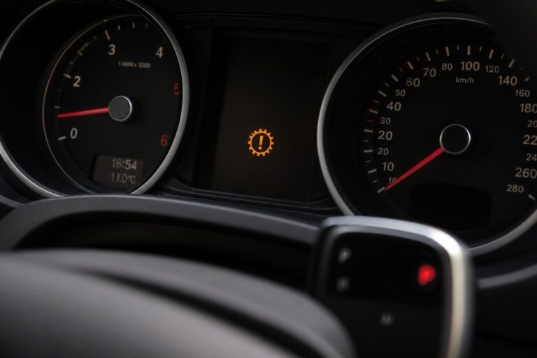 Autó műszerfala váltóhibára figyelmeztető jelzéssel, DSG mechatronika hiba témájához