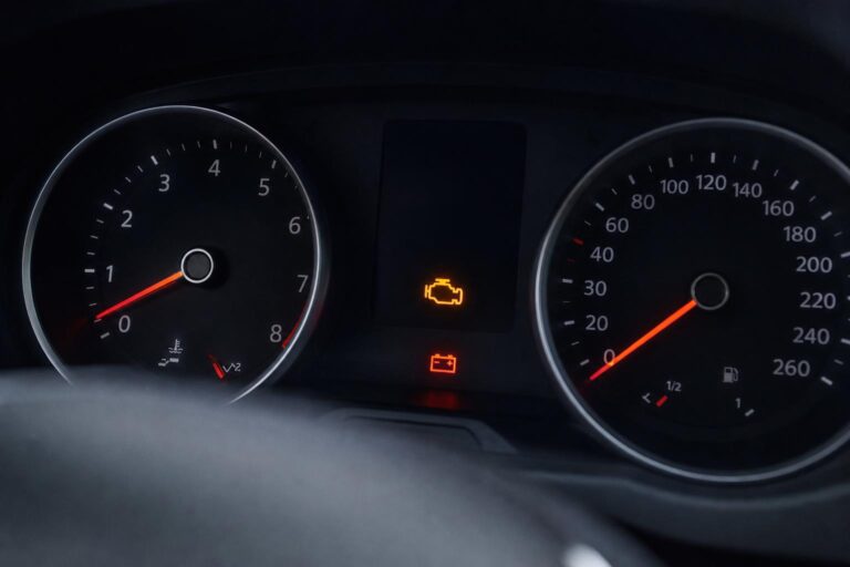 Autó műszerfala világító motorhiba-jelzővel ECU tápellátási hiba esetén