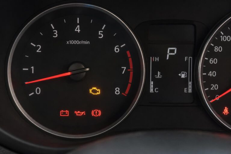 Autó műszerfala világító motorhiba-jelző lámpával ECU-hiba gyanúja esetén