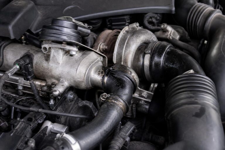 Használt dízelmotor turbófeltöltője és EGR-rendszerhez kapcsolódó csövei az motortérben