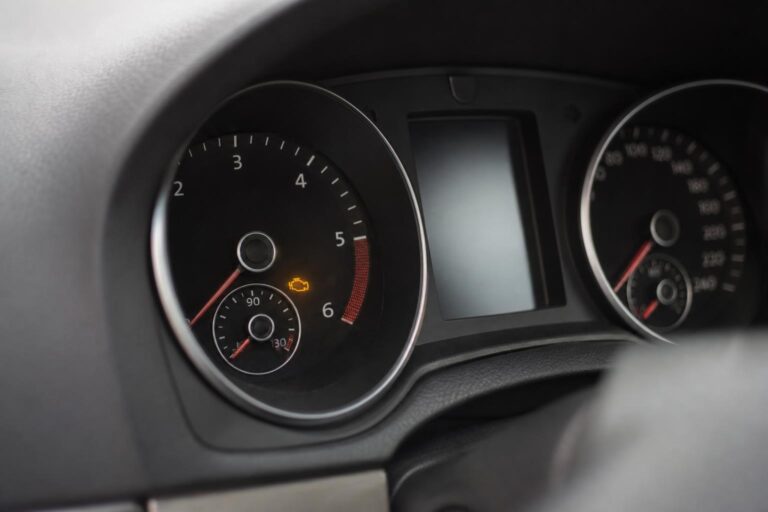 Autó műszerfala világító motorhiba-jelző ikonnal EGR-szelep hiba esetén