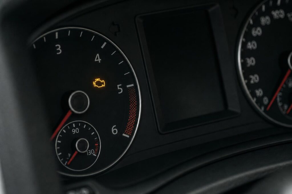 Autó műszerfala világító motorhiba-jelző ikonnal EGR-hiba gyanúja esetén