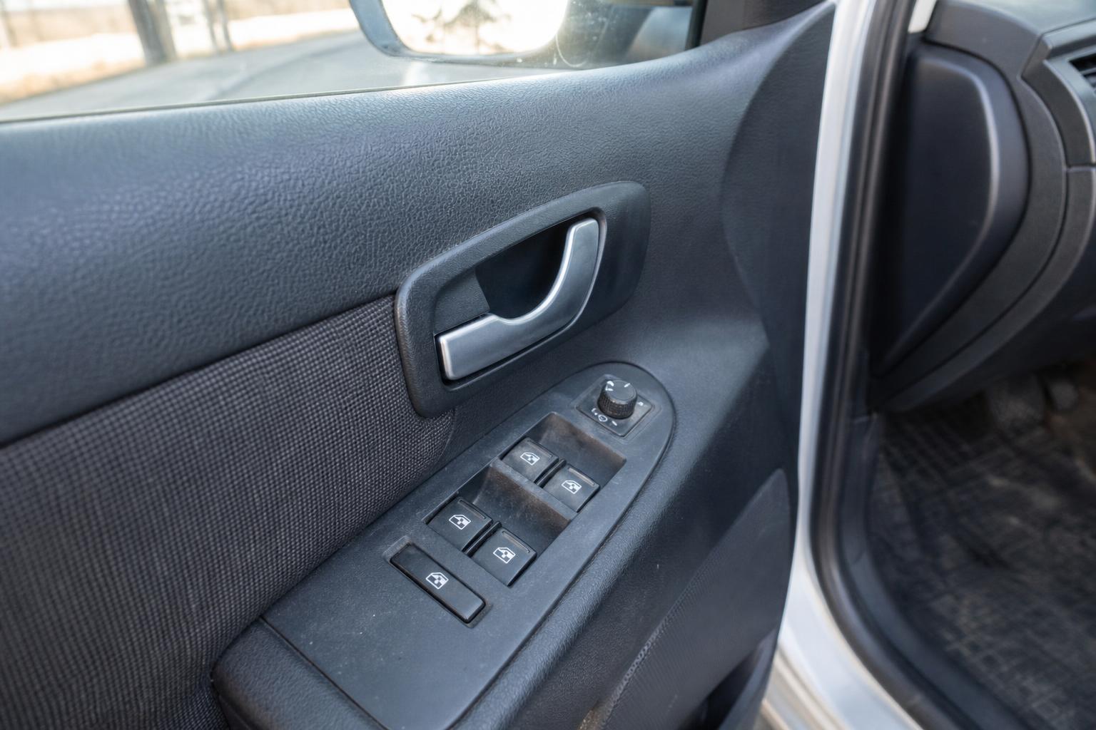 Használt autó ajtópanelje elektromos ablakemelő- és központizár-kapcsolókkal