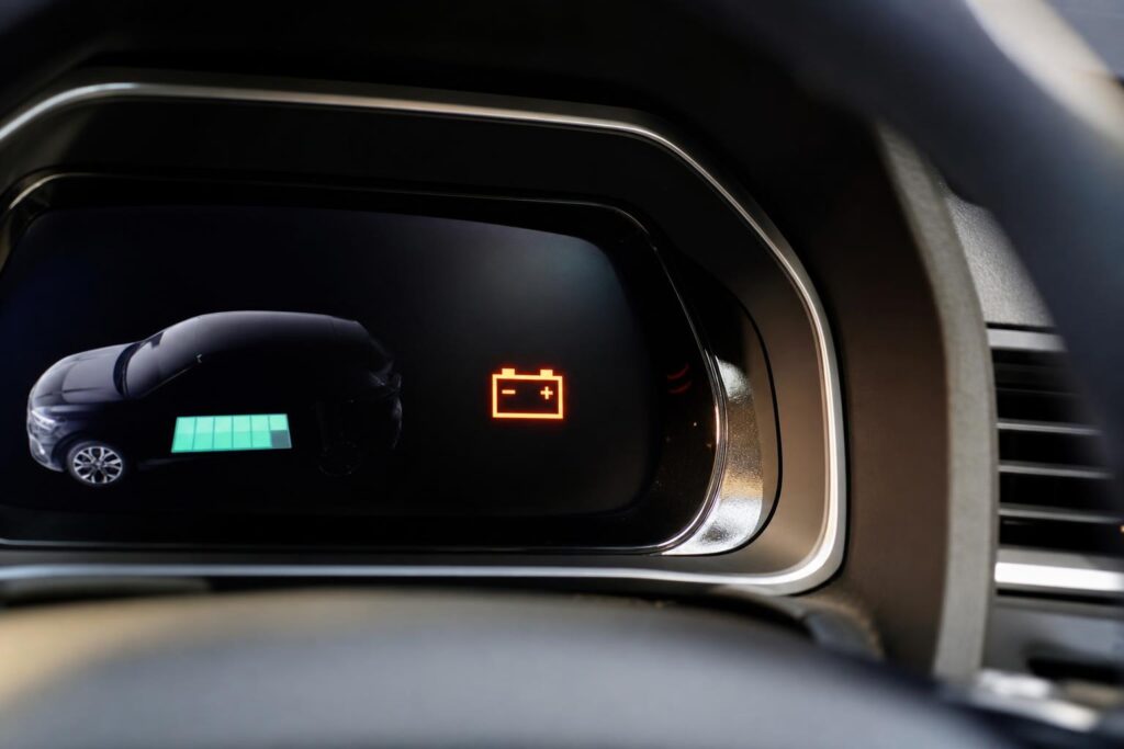 Elektromos autó műszerfala akkumulátorrendszerre figyelmeztető gyári ikonnal
