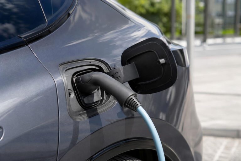 Elektromos autó töltőkábele a jármű töltőcsatlakozójához csatlakoztatva